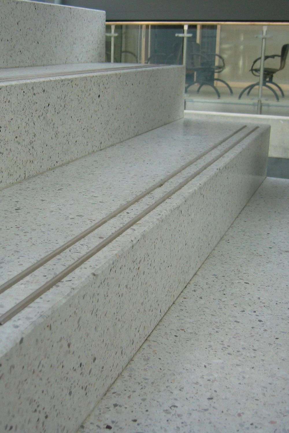 Escalera en terrazo blanco