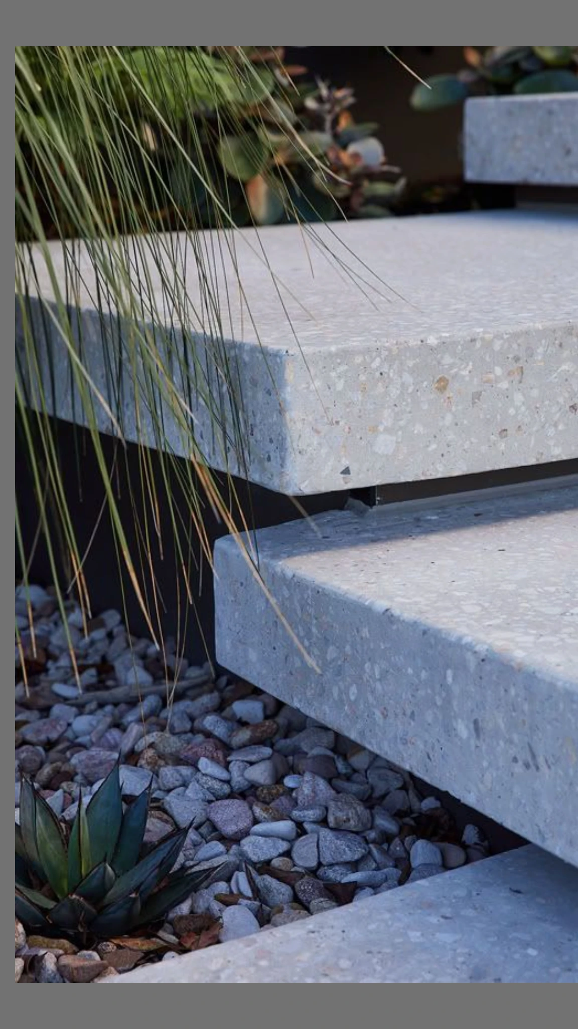 Escalones flotantes de concreto sobre grava