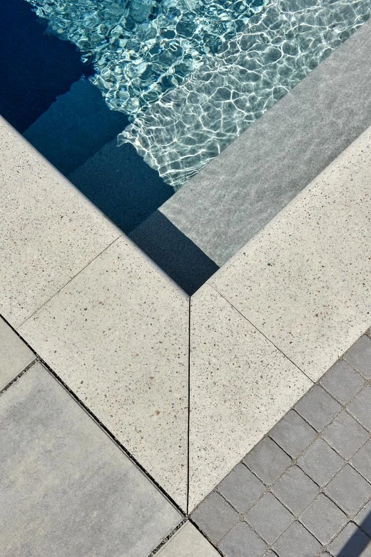 Borde de piscina en terrazo