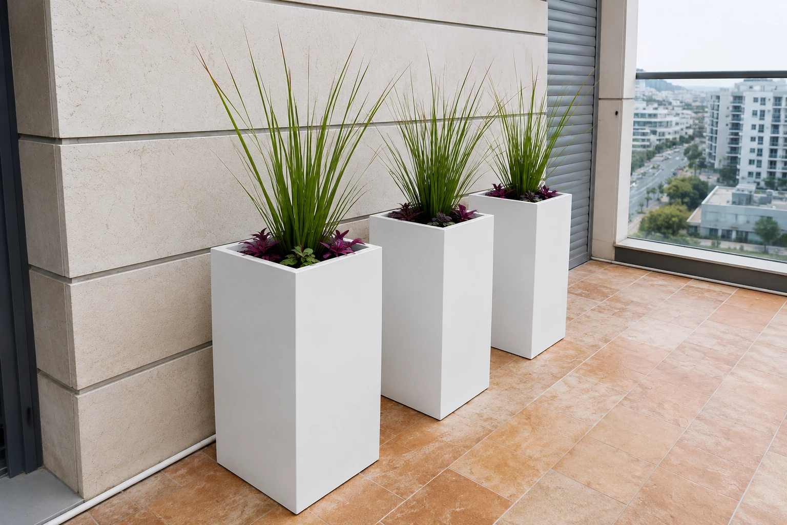 Jardineras Ja02 blancas de formato vertical en terraza