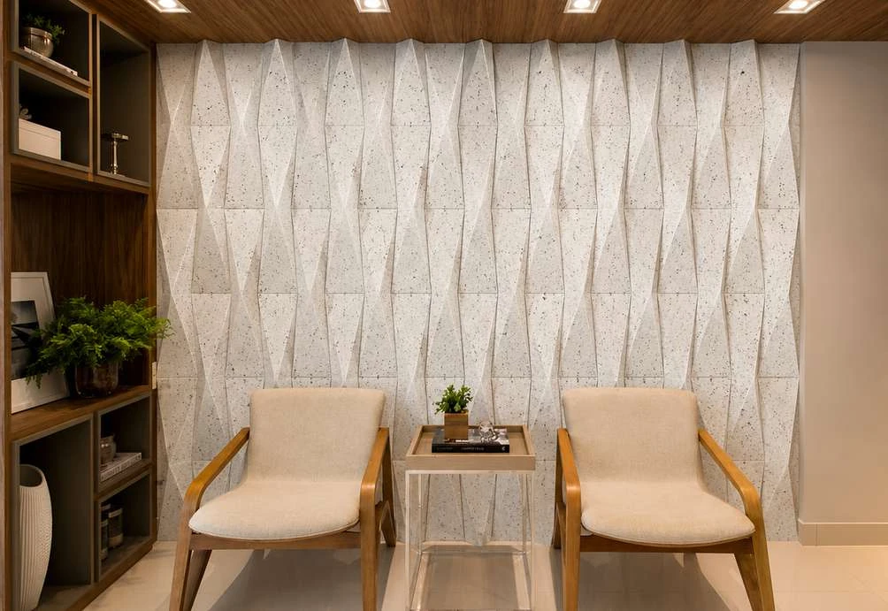 Sala de espera con muro de paneles geométricos G02