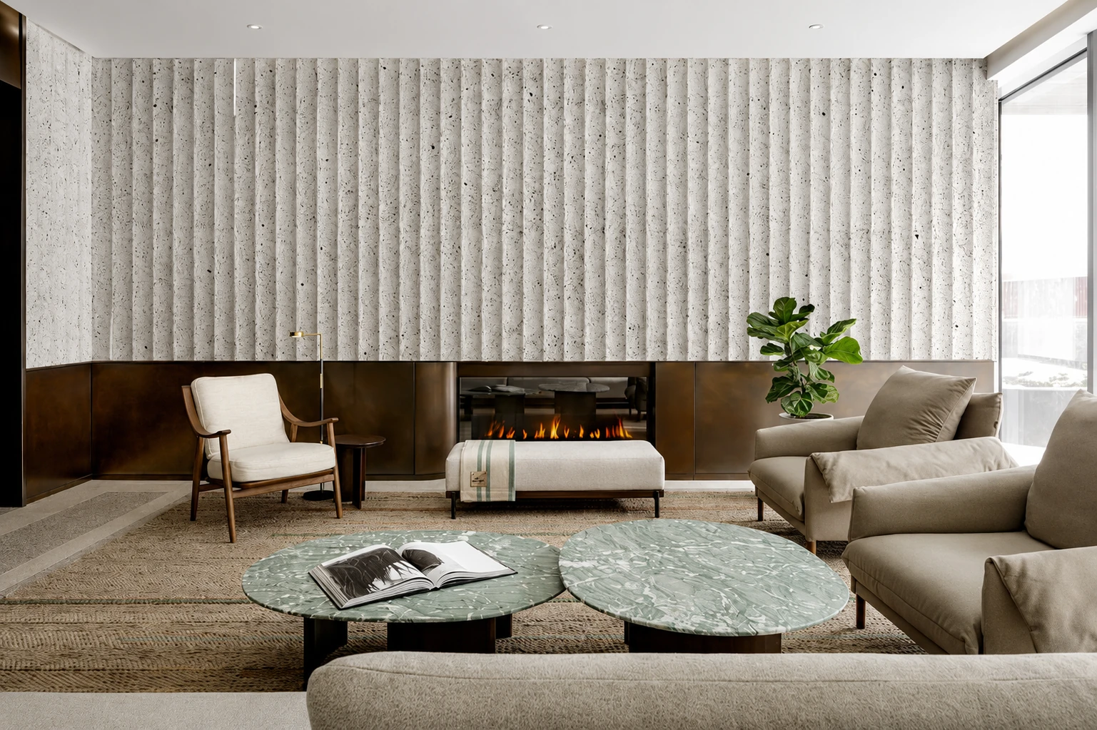 Sala con muro revestido en paneles lineales de concreto