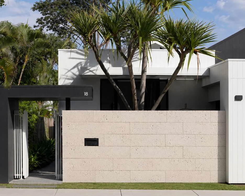 Muro exterior de vivienda revestido con panel M01 Mono