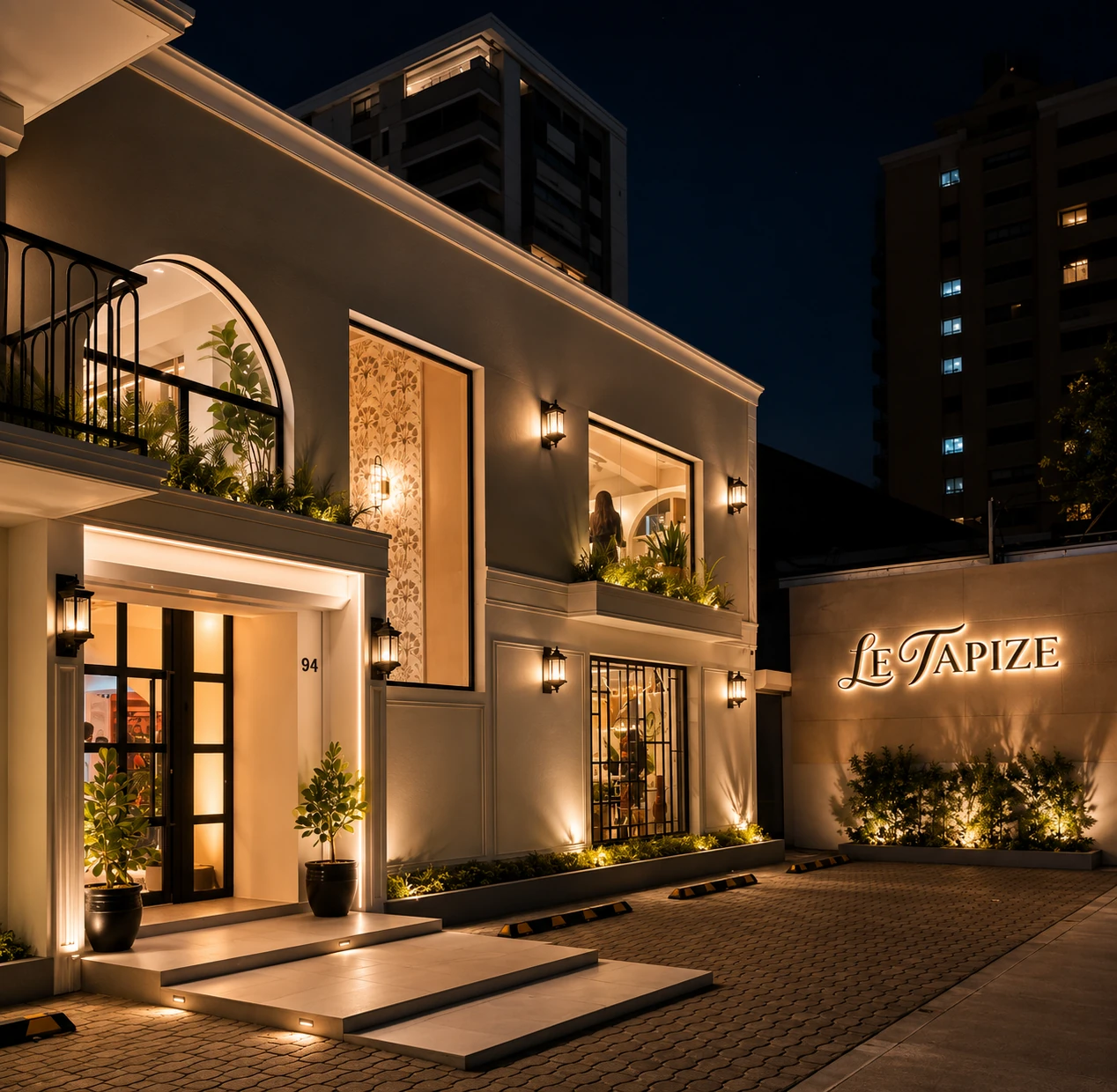 Entrada iluminada de Maison Le Tapize de noche