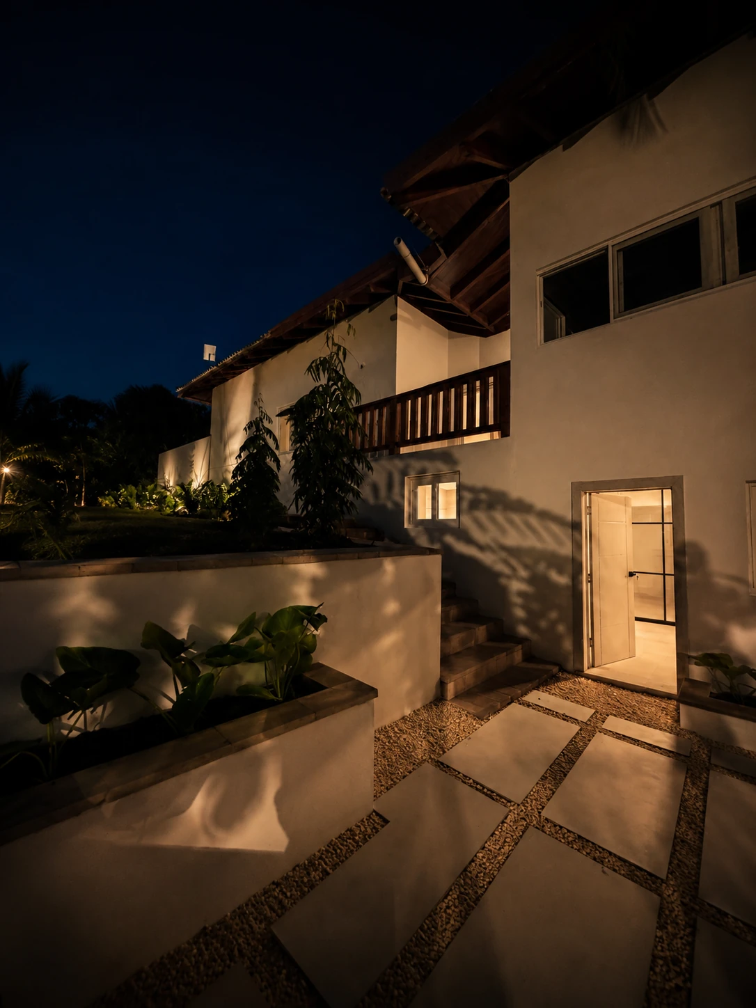 Villa en Casa de Campo de noche con vegetación iluminada
